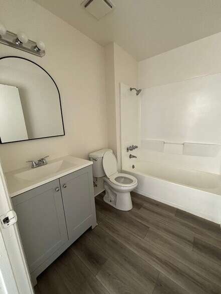 Building Photo - 1134 E Ave Q