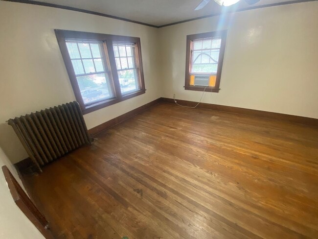 Building Photo - Massive 4 Bedroom, 2 Bath Brick Home