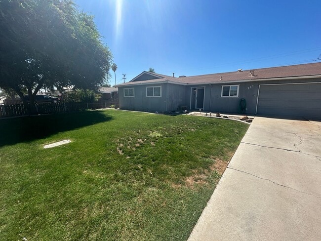 Building Photo - 3 bedroom 2 bath move in ready in Lemoore ...