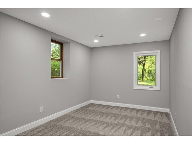 Building Photo - 11004 Oak Knoll Terrace N