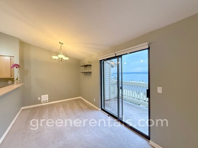 Building Photo - 2BR/1.5BA 3rd Floor Condo Overlooking Sinclair Inlet