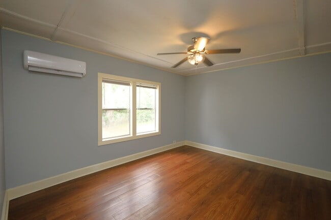 Building Photo - 300 E 6th St