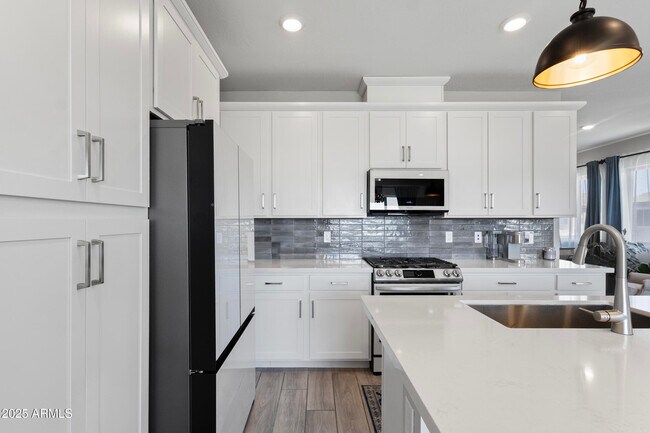 Building Photo - 675 E Ginko Ave