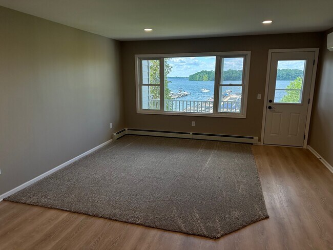 Living Room Lake View! - 32 E Lake St
