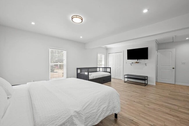 Building Photo - 414 Charles Pl