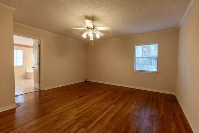 Building Photo - ONE FREE MONTH ON 13 MONTH LEASE!Charming ...