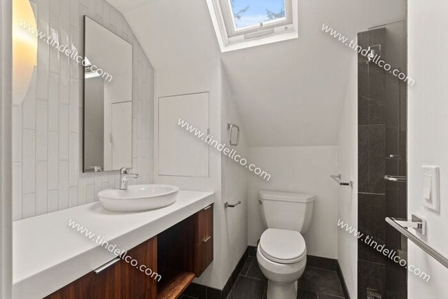 Building Photo - Pet Friendly Cape Cod in Multnomah Village!