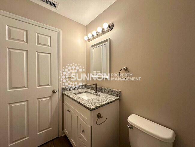 Building Photo - Completely Remodeled 2BR 2BA Condo