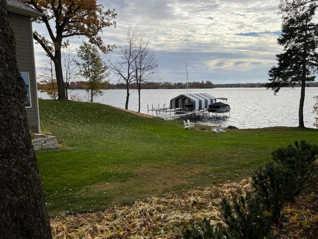 Building Photo - Stunning Lakefront Estate in Wayzata!