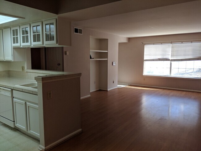 Building Photo - Englewood/DTC Ground Floor 2 Bedroom 2 Bath Condo For Rent - Great Location and Amenities