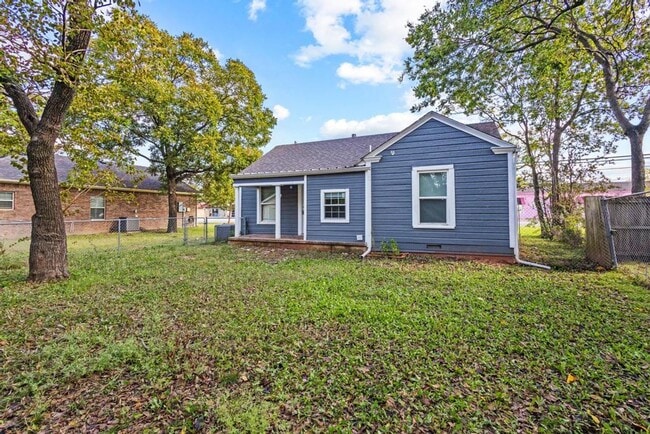 Building Photo - 1708 N Woods St