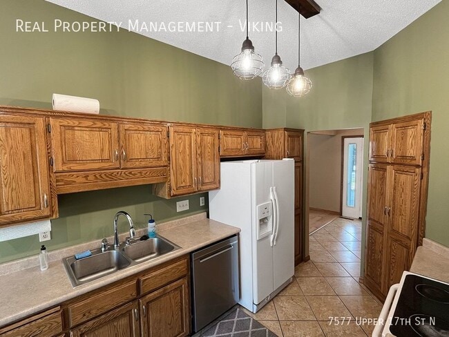 Building Photo - 2 Bedroom 2 Bathroom Home with Fenced In Y...