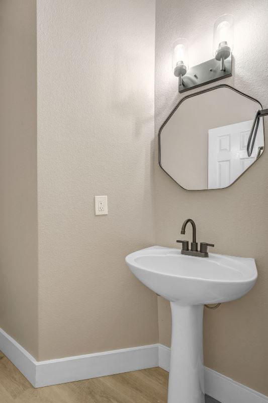 Building Photo - "Stunning 4-Bedroom, 2.5 Bath Oasis with P...