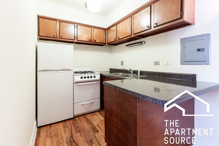 Building Photo - 665 W Wrightwood Ave