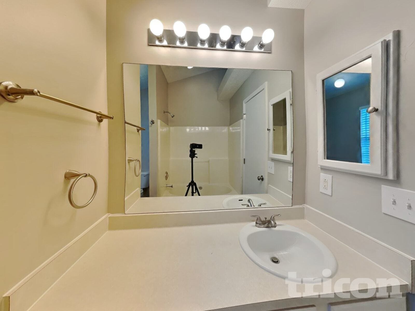 Building Photo - 716 Sweetwater Cir