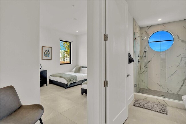 Building Photo - 2100 Miami Rd