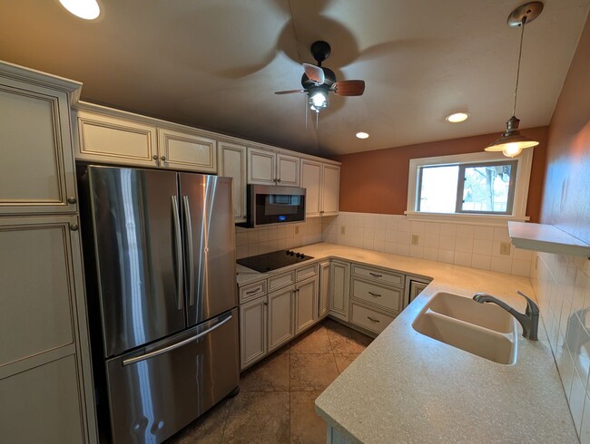 Building Photo - 1 bed 1 bath house with central heat and a...