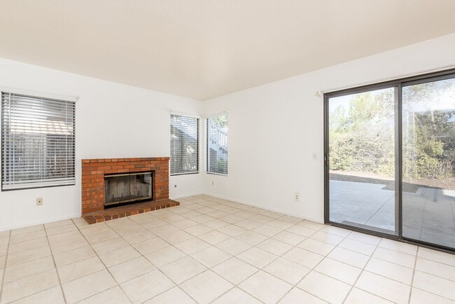 Building Photo - Lovely 4 bedroom Oceanside home!