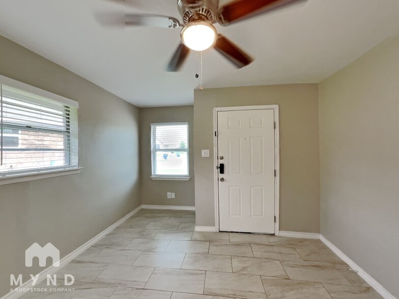 Building Photo - 1303 Cardinal Dr