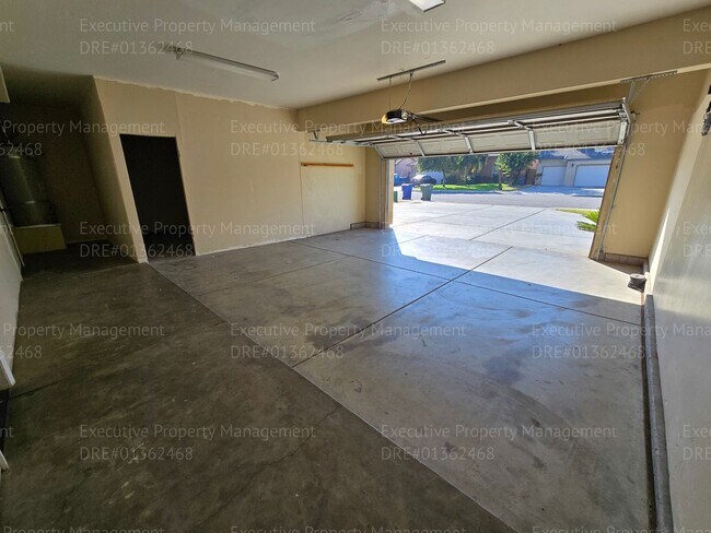 Building Photo - 3 bedroom/ 2.5 bathroom 2 story home.