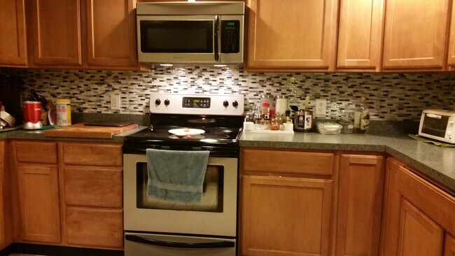 Building Photo - 232 Roxbury Rd