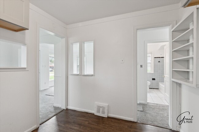 Building Photo - $1,200 - Bungalow