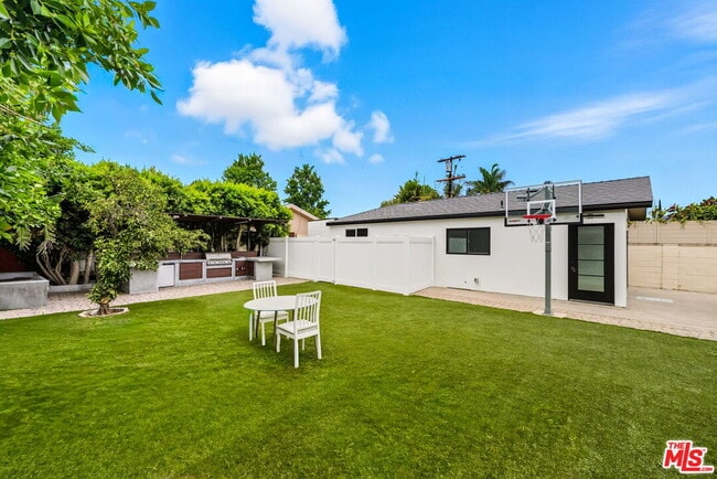 Building Photo - 6327 Babcock Ave