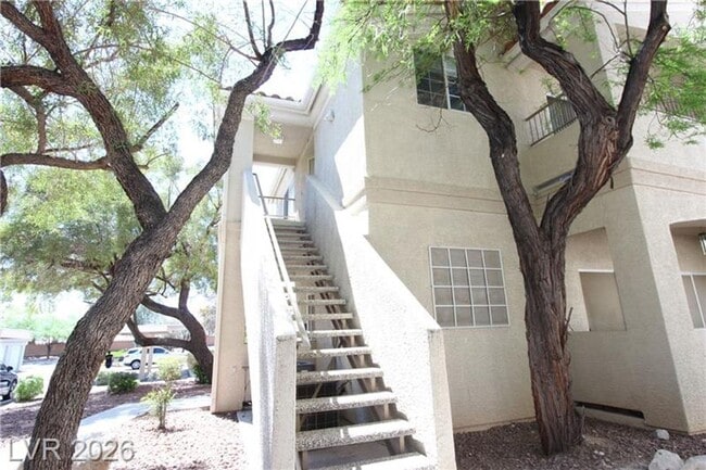 Building Photo - 2 Bedroom Condo w/ 1 CAR GARAGE