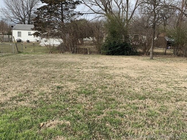 Building Photo - 220 S 70th E Ave