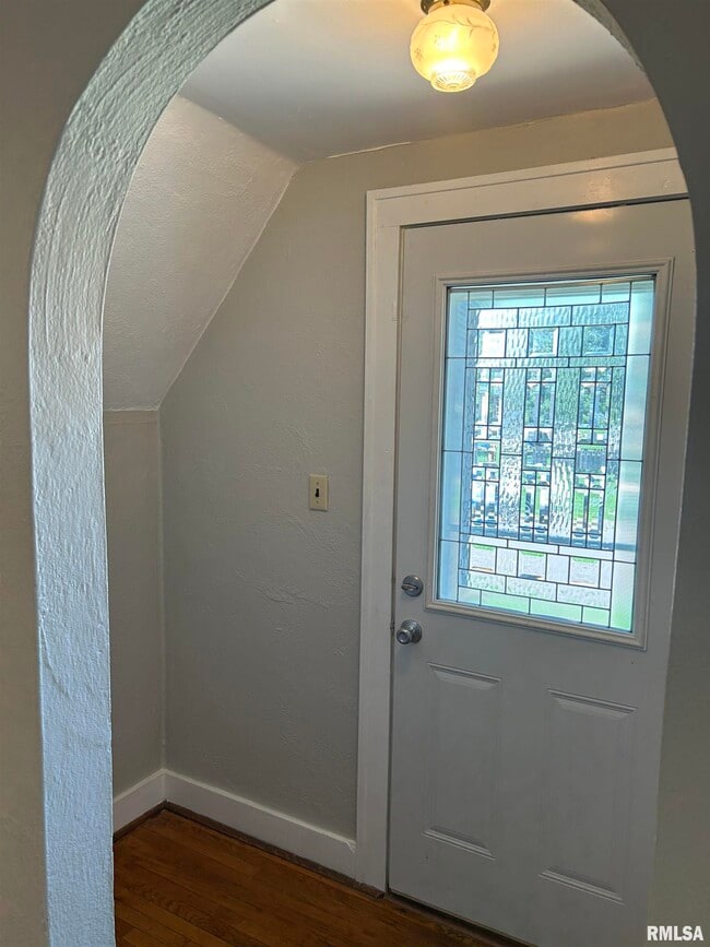 Building Photo - 405 Keller St