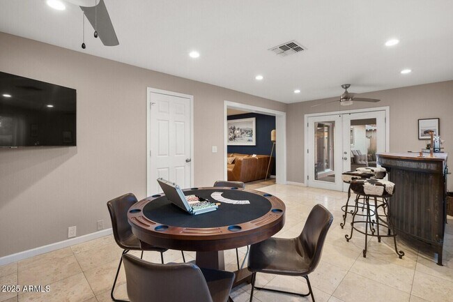 Building Photo - 6419 E Cambridge Ave