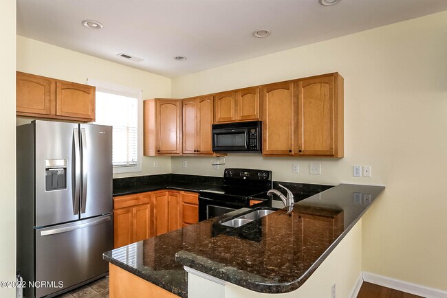 Building Photo - 533 Village Green Dr