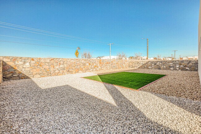 Building Photo - Beautiful East side House 4 bed-2.5 baths, part of The Overlook Casa Club that includes Swimming ...