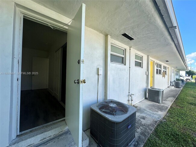 Building Photo - 2436 Van Buren St