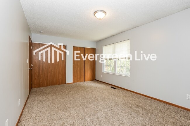 Building Photo - 2013 Monarch Dr