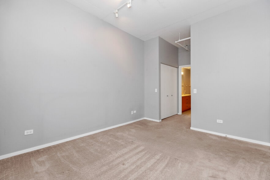 Building Photo - 212 E Cullerton St