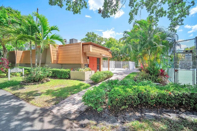 Building Photo - 740 E Coco Plum Cir