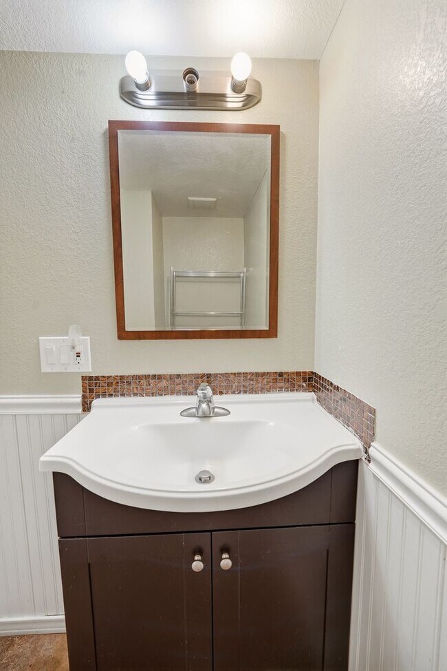 Building Photo - 5 bedroom, 3 1/2 bath, home with two master suites and 2 car garage.