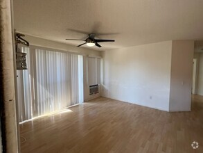 Building Photo - 2 Bedroom / 1.5 Bath upstairs unit in Ewa ...