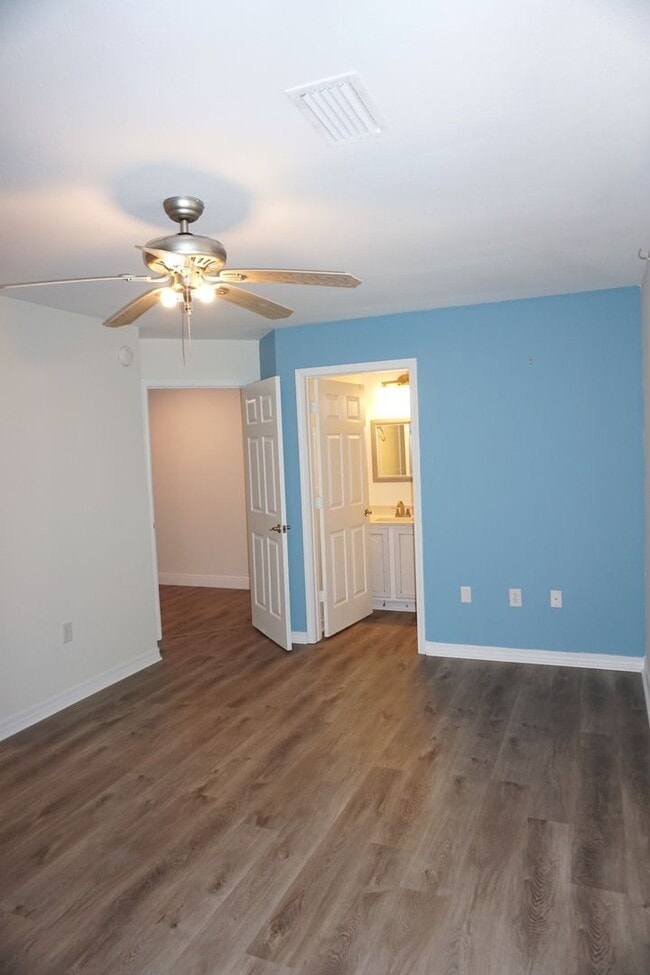 Building Photo - Two Bedroom Townhome in FWB