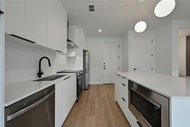 Building Photo - 1701 Simond Ave Ave