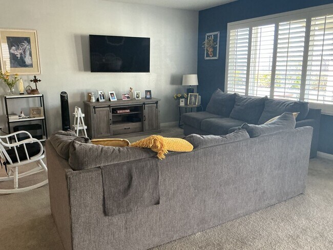 Building Photo - Riverside Home