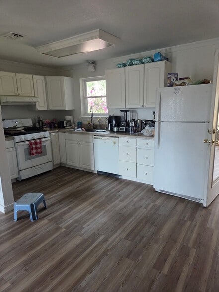 Building Photo - 6590 Dewrell Square