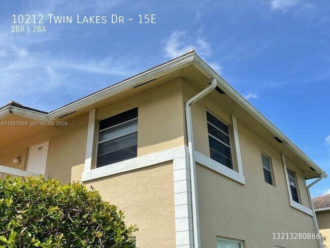Building Photo - 10206 Twin Lakes Dr