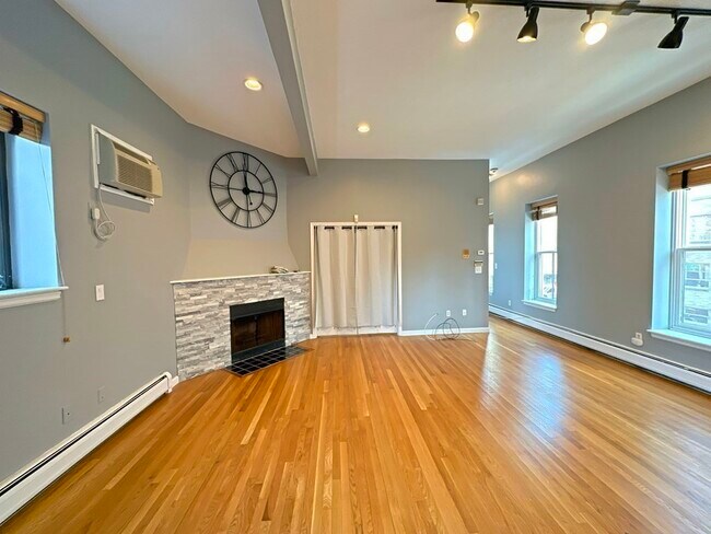 Building Photo - 11 Appleton St