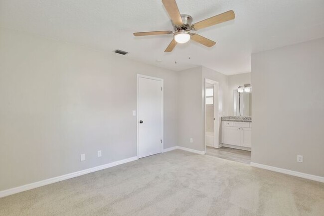 Building Photo - Cozy 2/2.5 Spacious Townhome with 2 Master...