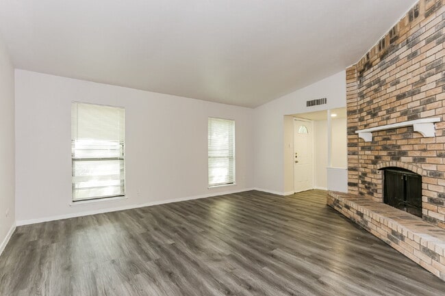 Building Photo - 507 Button Dr