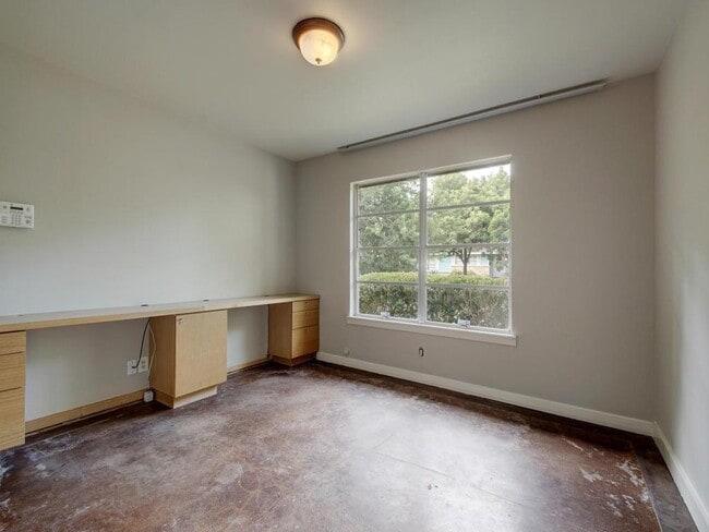 Building Photo - 1110 Fieldcrest Dr