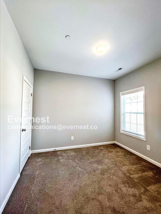 Building Photo - 1305 Ventura Ln