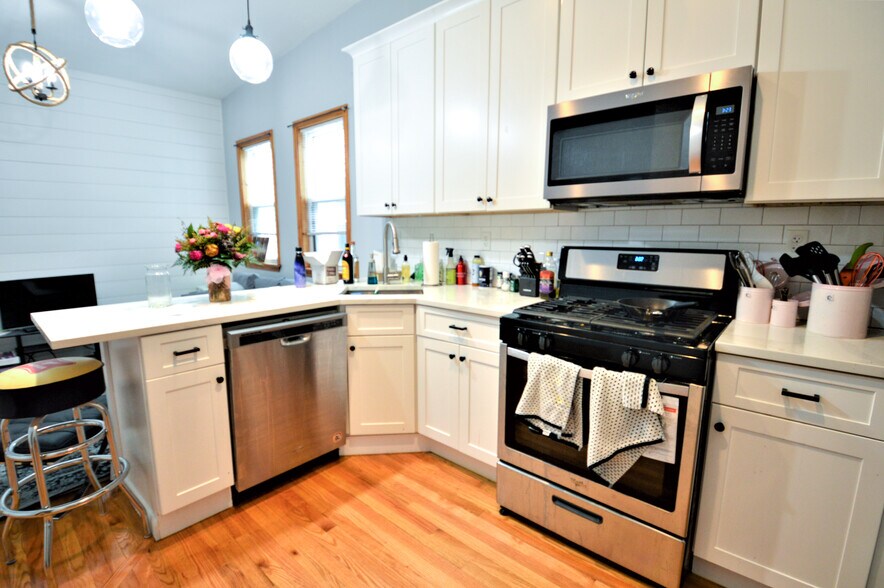 Building Photo - 179 Putnam St